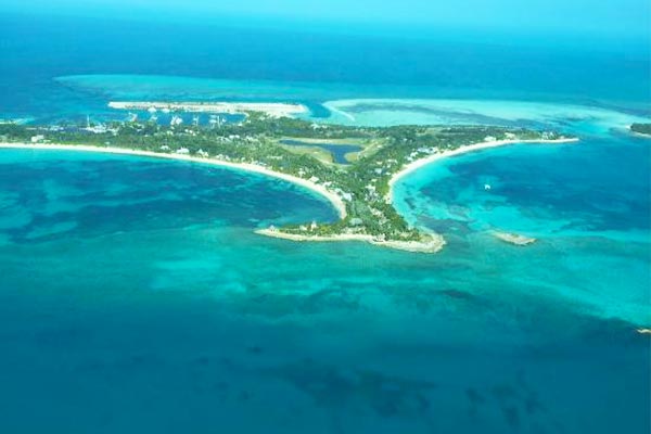 an-aerial-view-of-an-island-in-the-middle-of-the-ocean-with-daily-flights-to-the-bahamas