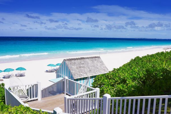 makers-air-offers-flights-to-staniel-cay-where-you-can-experience-the-stunning-beauty-of-a-beach-with-pink-sand-and-turquoise-water_9fb7d6